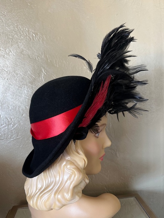 FABULOUS 1970\'s DESIGNER BLACK FELT WIDE BRIM HAT + RED/BLACK FEATHER SPRAY main image 7